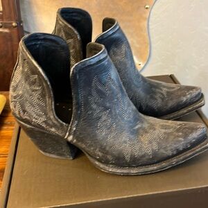 Ariat Naturally Distessed Black Dixon size 9 B